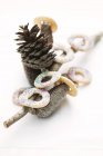 Vista ravvicinata di biscotti di anello di vaniglia con zuccherini colorati su coni — Foto stock