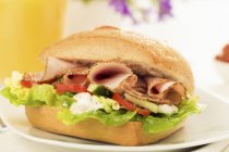 Сэндвич с салатом — стоковое фото