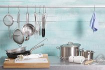 Разнообразные кухонные принадлежности — стоковое фото