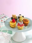 Cupcakes en soporte de pastel - foto de stock