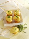 Cupcakes mit Zitronensahnebelag — Stockfoto