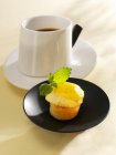 Mango-Muffin mit Tasse Kaffee — Stockfoto