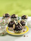 Muffins de insetos com cobertura de chocolate — Fotografia de Stock