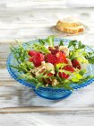 Vue rapprochée de salade de fraises salées à la mozzarella et noix de cajou — Photo de stock
