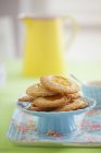 Wholegrain biscuits with peach jam — Stock Photo