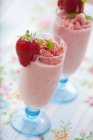 Erdbeer-Milchshakes mit Erdbeereis — Stockfoto