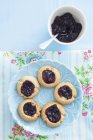 Kekse gefüllt mit schwarzer Johannisbeermarmelade — Stockfoto