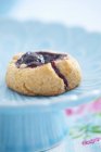Biscuit filled with blackcurrant jam — Stock Photo
