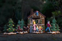 Різдвяна сцена з цукровими людьми — стокове фото