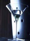 Martini im Glas mit Oliven — Stockfoto