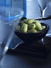 Schüssel mit grünen Oliven — Stockfoto