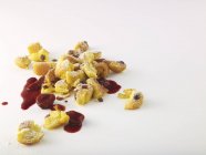 Сладкие оладьи с вишневым компотом — стоковое фото