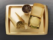 Vista dall'alto di fast food con un set di cibo usa e getta color oro — Foto stock