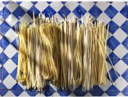 Неприготовленные спагетти и спагеттини — стоковое фото