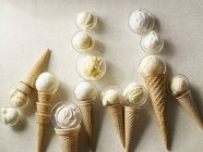 Cucharadas de helado de vainilla - foto de stock