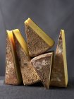 Várias fatias de queijo — Fotografia de Stock