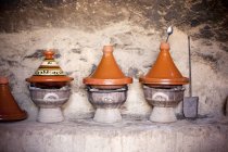Varias ollas de Tagine en pequeños hornos de barbacoa con pala - foto de stock
