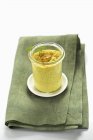 Fenouil souffl dans un bocal sur une serviette verte sur fond blanc — Photo de stock