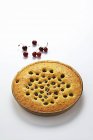 Pastel de cereza en lata de panadería - foto de stock