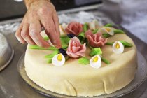 Confeiteiro decoração marzipan camada bolo — Fotografia de Stock