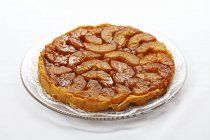 Яблочный пирог на блюдечке — стоковое фото