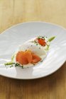 Huevo cocido con salmón ahumado - foto de stock