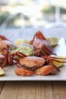 Vue rapprochée des crabes avec trempette et citron — Photo de stock