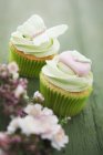 Cupcakes con hielo verde - foto de stock
