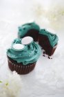 Cupcakes with petrol blue buttercream icing — Stock Photo