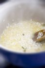 Risotto-Reis wird gekocht — Stockfoto
