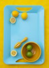 Limoni e lime in vassoio blu — Foto stock