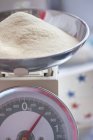 Mehl auf einer Küchenwaage — Stockfoto