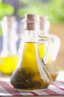 Olivenöl mit Salbei in der Flasche — Stockfoto