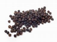 Granos de pimienta de Tellicherry crudos - foto de stock
