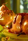 Primo piano vista delle pere al forno con salsa di mirtilli rossi — Foto stock