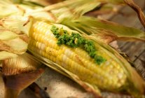Кукуруза барбекю на початках — стоковое фото