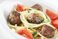 Meatballs with spaghetti pasta — Stock Photo
