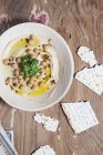 Hummus with chickpeas and flatbread — Stock Photo