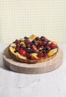 Fruchtkuchen auf Holzbrett — Stockfoto