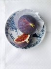 Цельные и наполовину смоквы на тарелке — стоковое фото