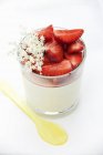 Vanilla pudding with fresh strawberries — Stock Photo