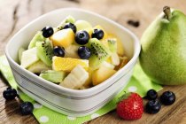 Vista close-up de salada de frutas frescas saudáveis com mirtilos e morango — Fotografia de Stock