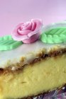 Puddingscheibe mit einer Zuckerblume dekoriert — Stockfoto