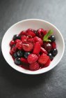 Ассорти ягодный десерт — стоковое фото