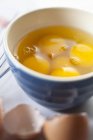 Uova incrinate nella ciotola di miscelazione — Foto stock
