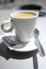 Latte in tazza bianca — Foto stock
