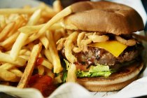 Cheeseburger aux frites de pommes de terre — Photo de stock