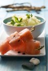 Kuskus mit Zitronen- und marinierten Wassermelonenscheiben — Stockfoto