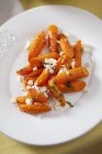 Zanahorias asadas con feta - foto de stock
