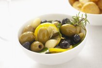 Preserved olives and garlic — Stock Photo
